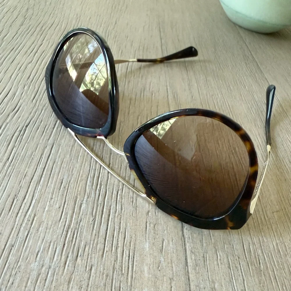 PRADA PR12QS Tortoise Shell / Brown
Sunglasses Full Set - Picture 4 of 7